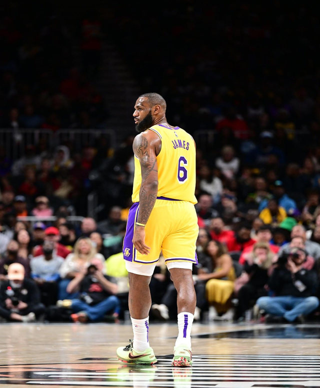 雷迪克：东契奇在并非最佳状态下拿下三双，不可思议的表现（雷迪克盛赞东契奇：状态未达巅峰仍砍三双，令人惊叹）