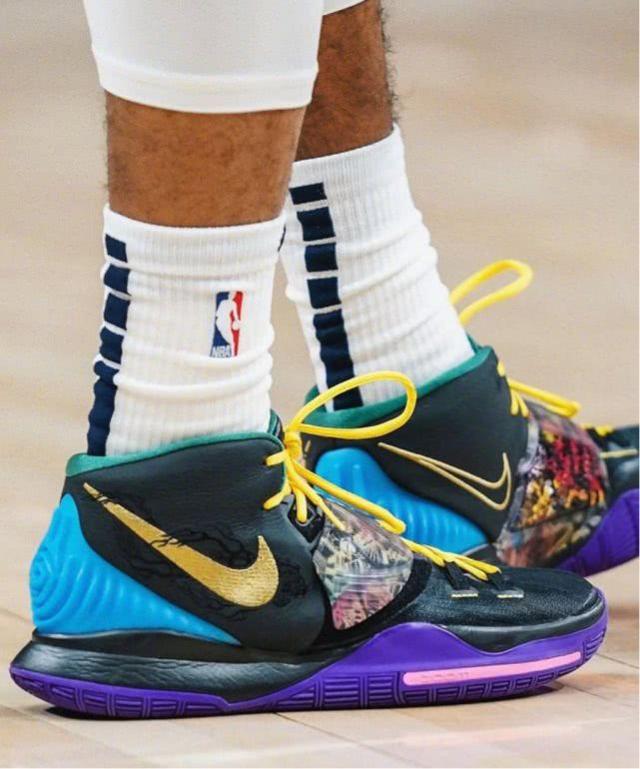 查理·哈迪（Charlie Hardy）等待5个月后终于签约曼联。（历经5个月等待，查理·哈迪正式加盟曼联）