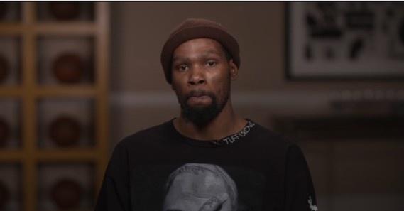 篮球篮网球迷为球队送上支持横幅（篮网球迷举起横幅为球队助威）