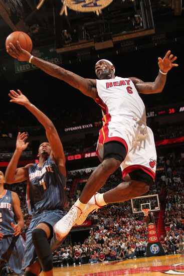 官方：邦马蒂在训练中遭遇腓骨骨折，将至少休战两个月（官方确认：邦马蒂训练时腓骨骨折，至少伤停两个月）