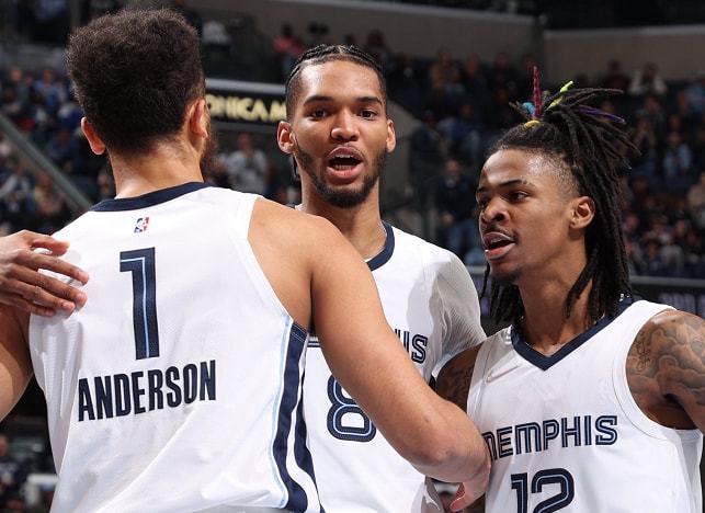 球星赛后把奖杯给队友，太暖心（球星赛后将奖杯赠予队友，暖心一幕）