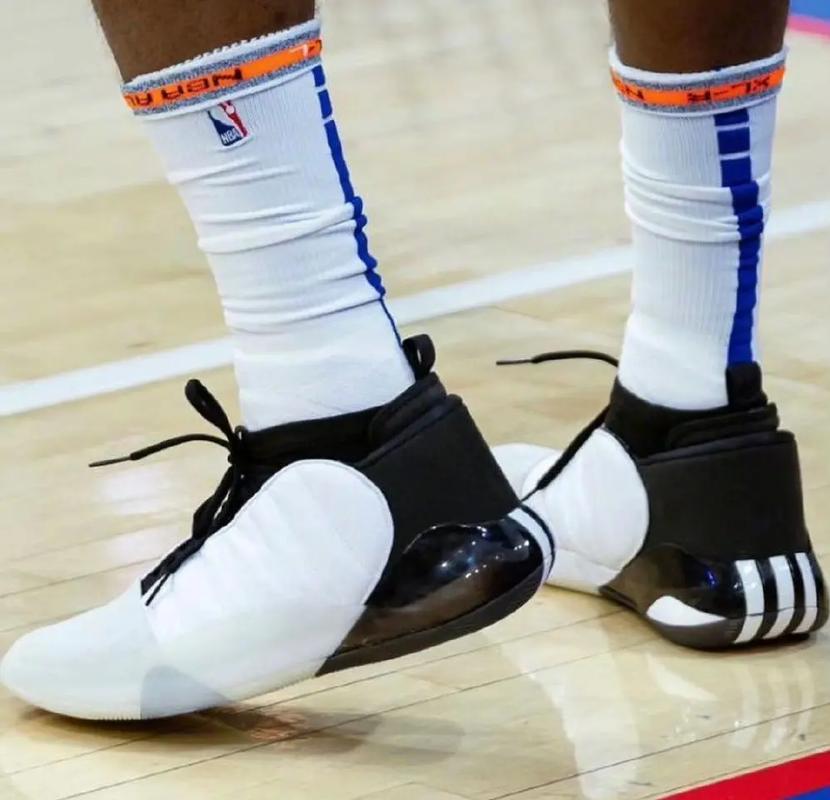 拉菲尼亚安慰弗里克？记者：输切尔西后弗里克感到精疲力竭（记者称：负于切尔西后弗里克疲惫不堪，拉菲尼亚上前安慰）