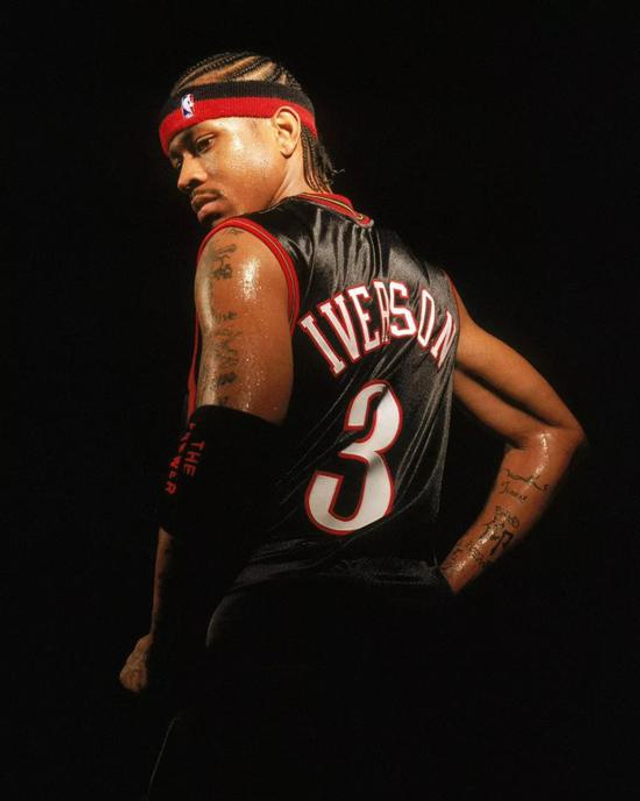 大罗与阿尔卡拉斯切磋网球，还赠送其签名巴西球衣（大罗与阿尔卡拉斯网球过招，并赠签名巴西球衣）